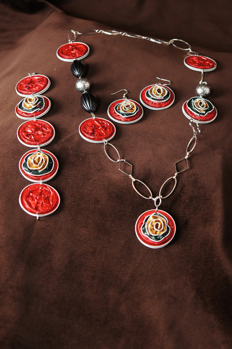 Kette, Armband und Ohrringe mit Rosen aus Nespresso Kapseln in rot und schwarz